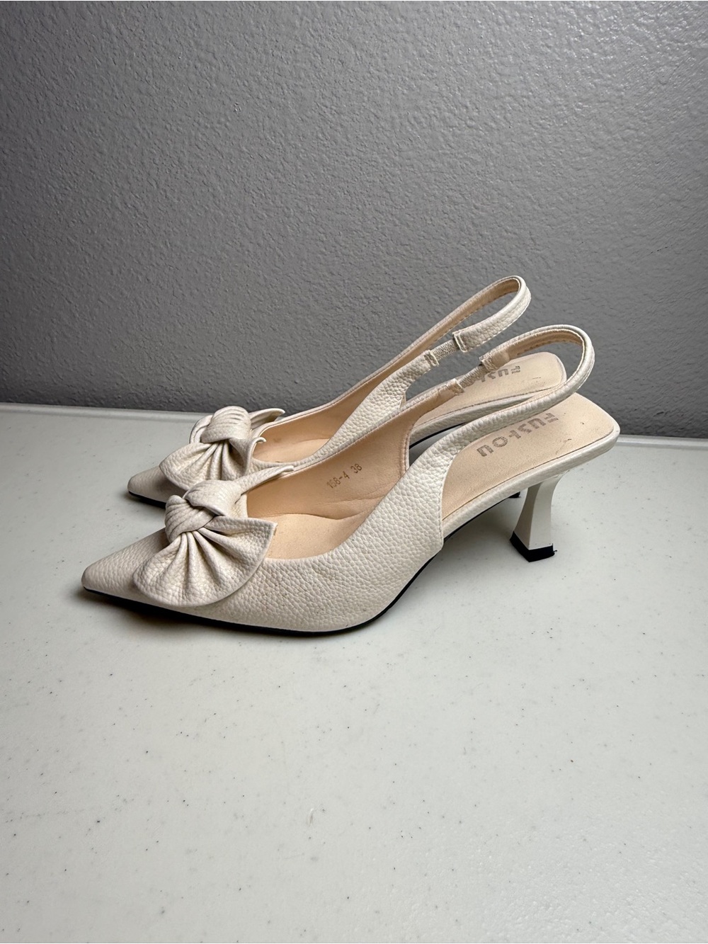 Ivory Slingback Heels Size 7.5 Pointed-Toe Bow Faux Leather Shoes - Picture 5 of 8